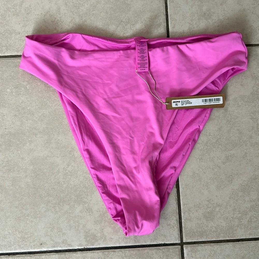 Skims signature swim mid waist bottom Neon Orchid NWT‎ size M